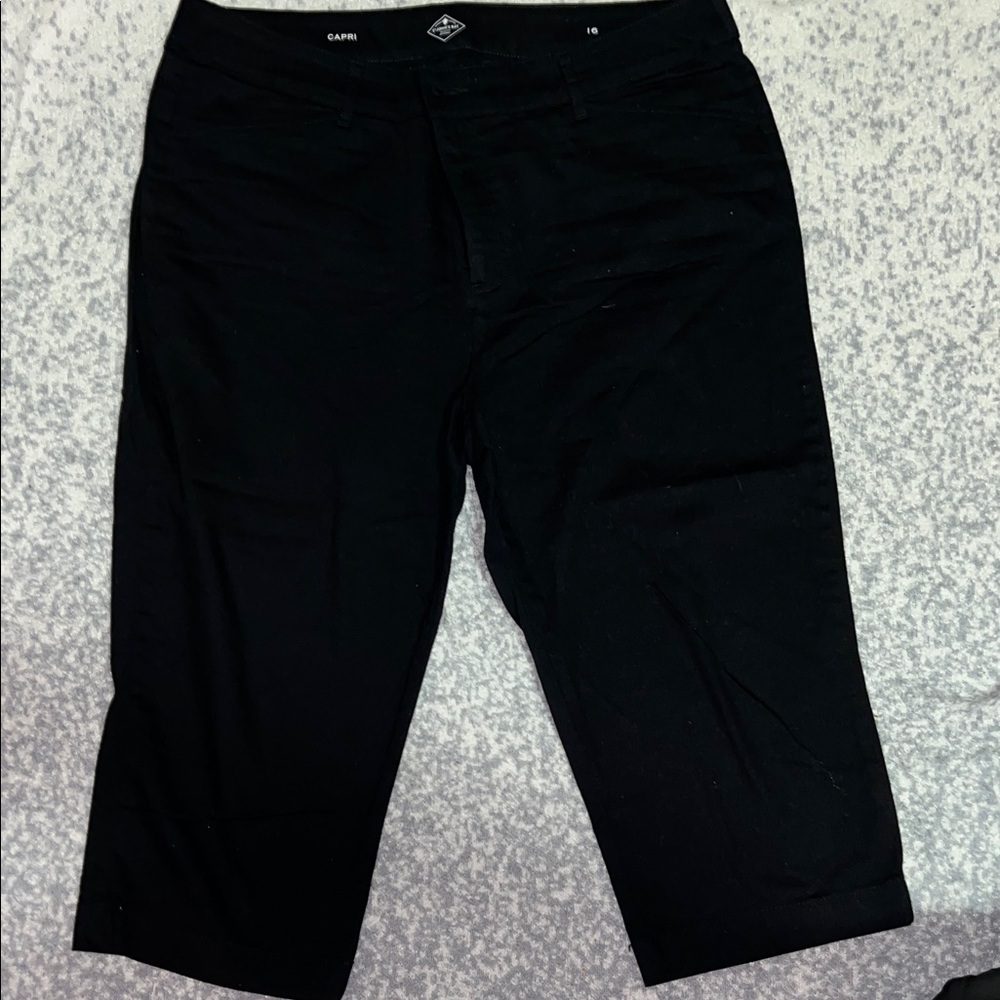 St. John's Bay Black Capris